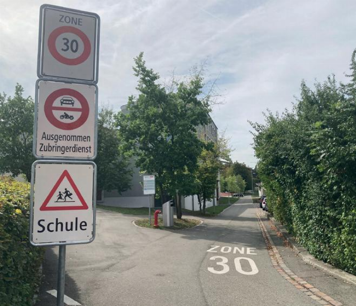 Der Unfall geschah auf der Rüsler strasse bei den Schulen. Foto: mbe