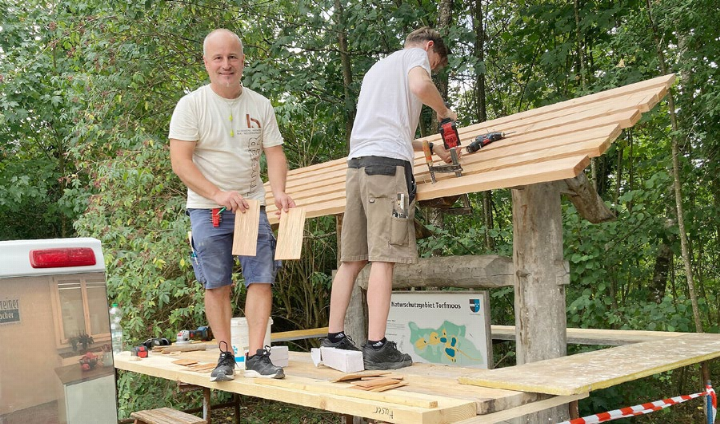 Stefan Gasser (links) und Manuel Wendel von der Schreinerei Huser aus Vogel rüti erneuern gerade das Dach der Infotafel beim Parkplatz. Fotos: mbe