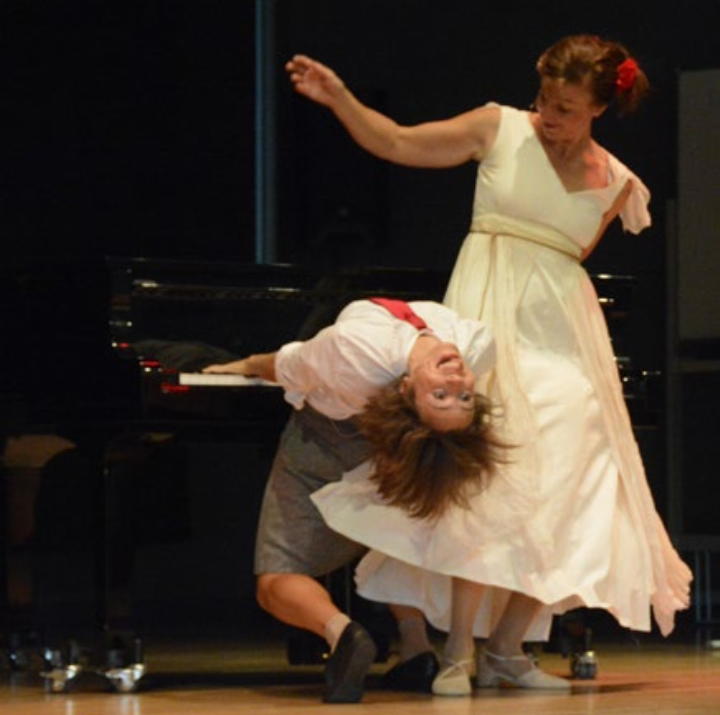 Das Duo Luna-Tic führte «Heldinnen» in Niederrohrdorf auf. Foto: zVg