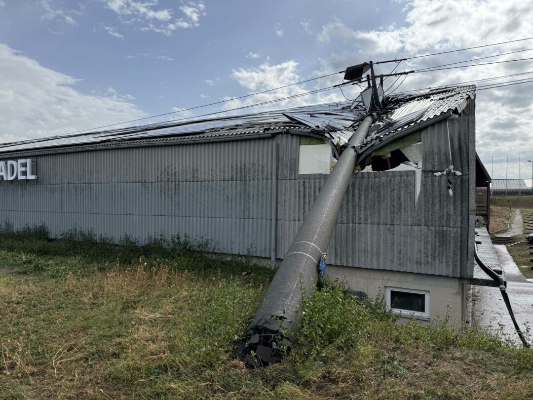 Birrhard: Ein Betonmast der Hochspannungsleitung fiel auf ein Dach: Foto: Kapo Birrhard: Ein Betonmast der Hochspannungsleitung fiel auf ein Dach: Foto: Kapo