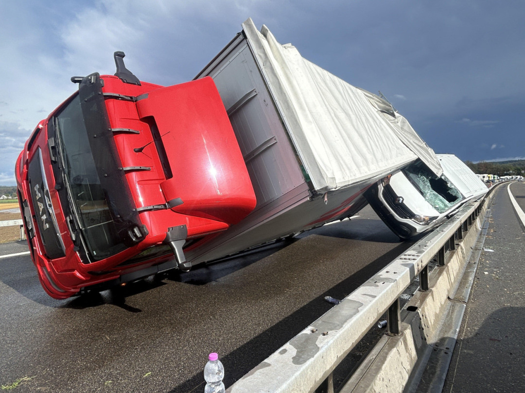 Der umgestürzte Lastwagen auf der A1. Es wurde niemand verletzt. Foto: Kapo Der umgestürzte Lastwagen auf der A1. Es wurde niemand verletzt. Foto: Kapo