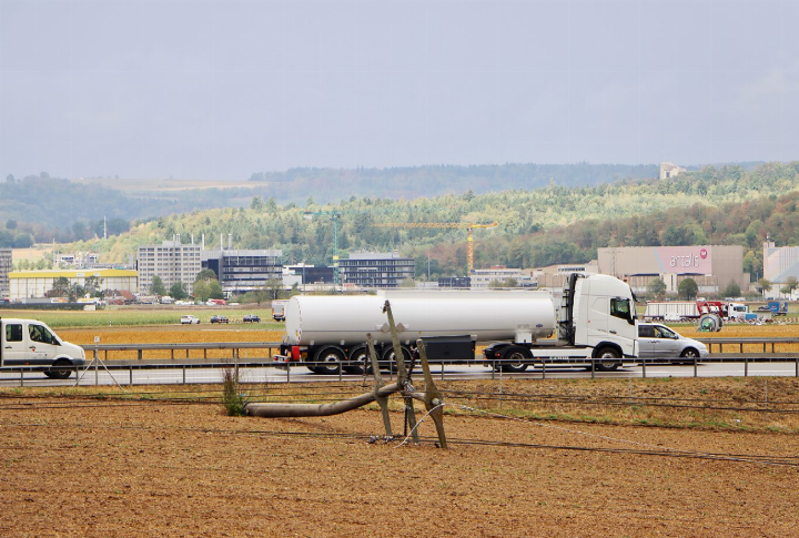 Bei der Starkstromleitung, welche parallel zur A1 verläuft, knickten acht Starkstrommasten um. Foto: dg
