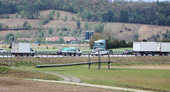 Acht Starkstrommasten fielen direkt neben der A1 um. Zwei fielen auf je zwei Gebäude. Fotos: dg Acht Starkstrommasten fielen direkt neben der A1 um. Zwei fielen auf je zwei Gebäude. Fotos: dg