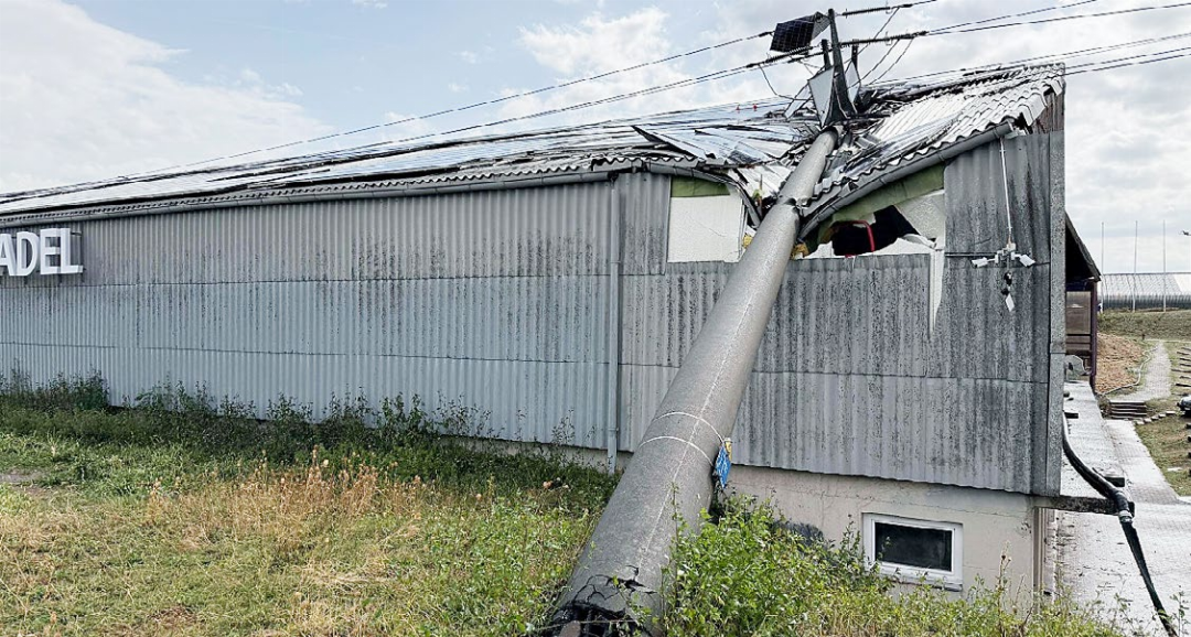 Ein Starkstrommast fiel auf ein Gewerbegebäude in Birrhard. Foto: Kapo Aargau Ein Starkstrommast fiel auf ein Gewerbegebäude in Birrhard. Foto: Kapo Aargau