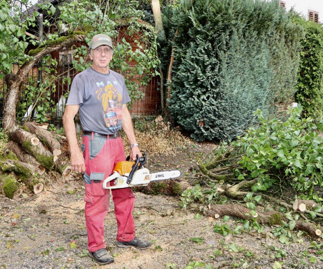 Landwirt Heinz Wüst räumte die umgefallenen Bäume weg. Landwirt Heinz Wüst räumte die umgefallenen Bäume weg.