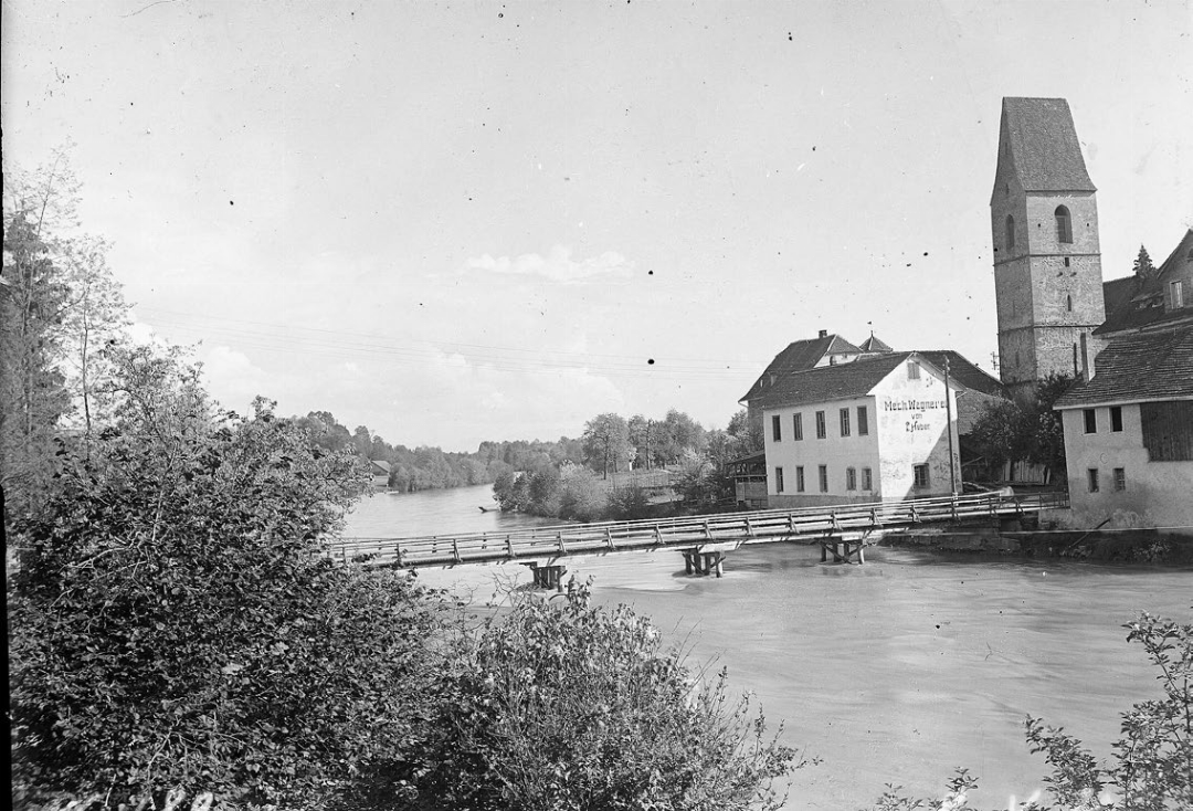Gewerbliche Nutzung verbürgt: Foto um 1927 mit Firmenaufschrift an der damals weissen Fassade der Liegenschaft Reussweg 1 (Gebäude links von der Kirche). Foto: Kantonale Denkmalpflege Gewerbliche Nutzung verbürgt: Foto um 1927 mit Firmenaufschrift an der damals weissen Fassade der Liegenschaft Reussweg 1 (Gebäude links von der Kirche). Foto: Kantonale Denkmalpflege