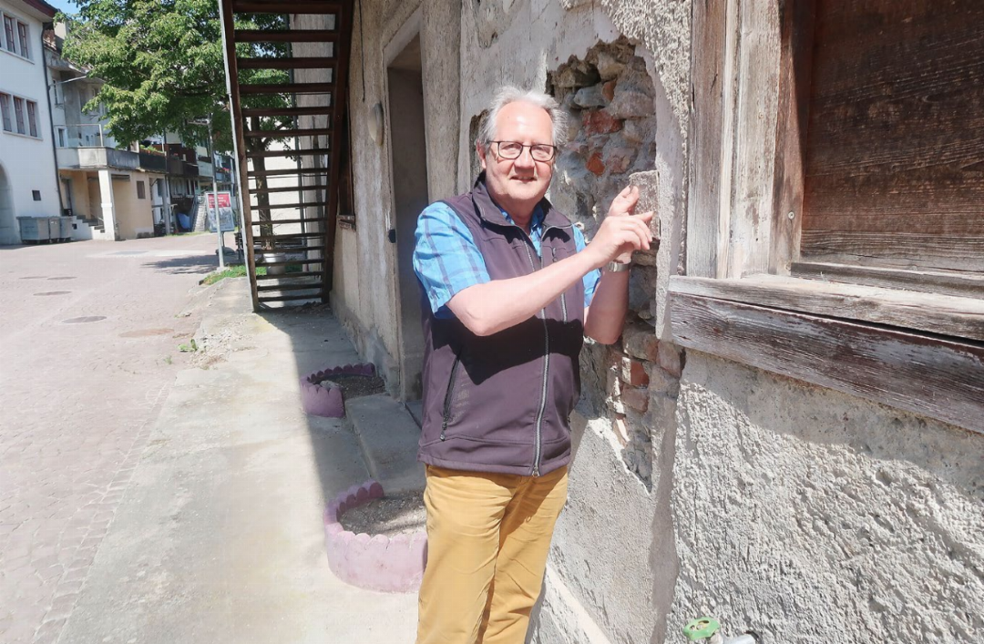 Renovationsbedarf: Stadtrat Hanspeter Koch steht neben dem Haus Reussweg 1, dessen Fassade bröckelt. Im Inneren sei die Bausubstanz in Ordnung, sagt er. Die Gemeinnützige Wohnbaugenossenschaft will es renovieren. Fotos: mbe Renovationsbedarf: Stadtrat Hanspeter Koch steht neben dem Haus Reussweg 1, dessen Fassade bröckelt. Im Inneren sei die Bausubstanz in Ordnung, sagt er. Die Gemeinnützige Wohnbaugenossenschaft will es renovieren. Fotos: mbe