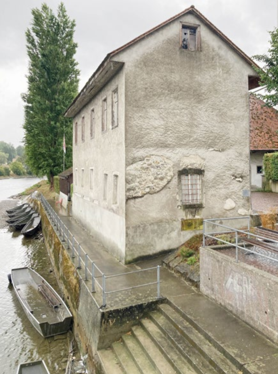 Das Haus Reussweg 1. Dahinter liegt das Gerätehaus der Pontoniere. Das Haus Reussweg 1. Dahinter liegt das Gerätehaus der Pontoniere.