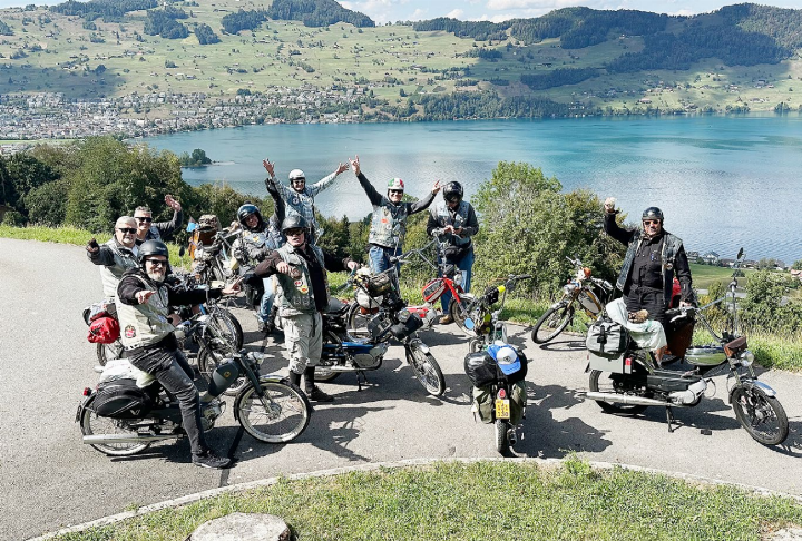 Die Töfflibuebe in einem sonnigen Moment: Schnupfpause oberhalb des Vierwaldstättersees. Fotos: zVg
