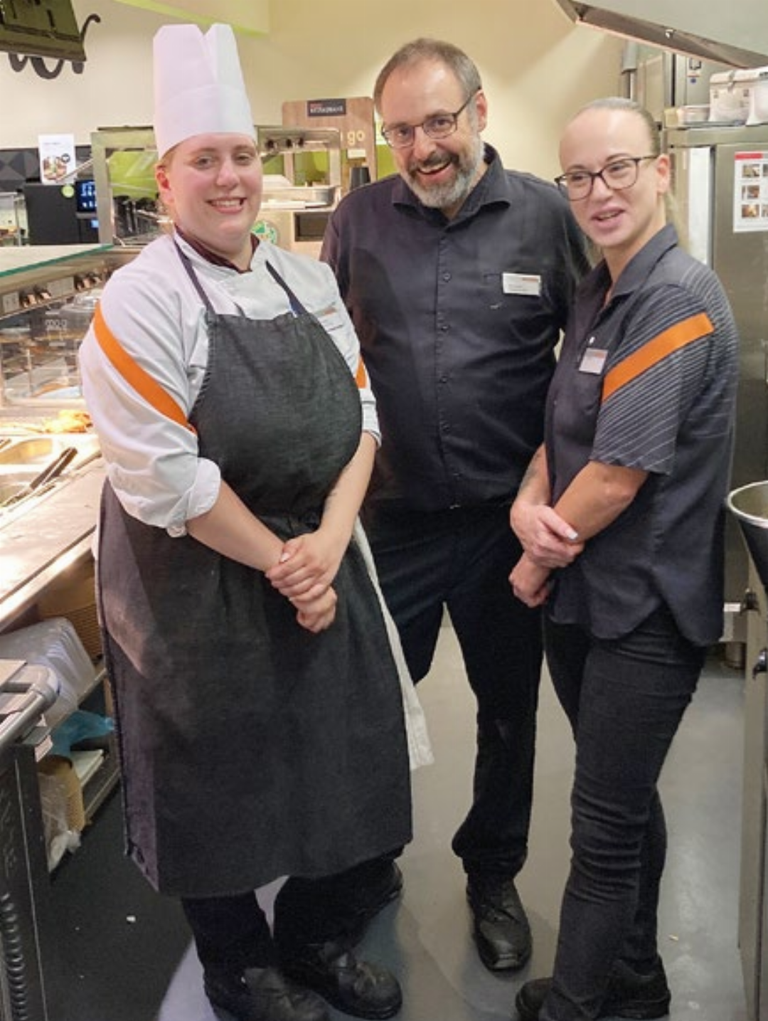 Sie unterstützten mich: Die stellvertretende Betriebsleiterin Gioja Schwander, Betriebsleiter Mario Suter und Jenny Martin (von links.). Sie unterstützten mich: Die stellvertretende Betriebsleiterin Gioja Schwander, Betriebsleiter Mario Suter und Jenny Martin (von links.).