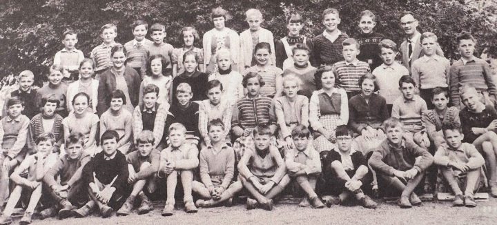 Das Klassenfoto der Jahrgänger 1946 in der Primarschule. Sie gingen zusammen im alten Schulhaus zur Schule. Heute dient das Gebäude der Gemeindeverwaltung. Foto: zVg