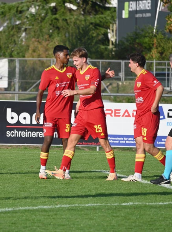 Captain Manuel Gerwer lässt sich nach seinem Treffer zum 2:0 feiern. Foto: sl