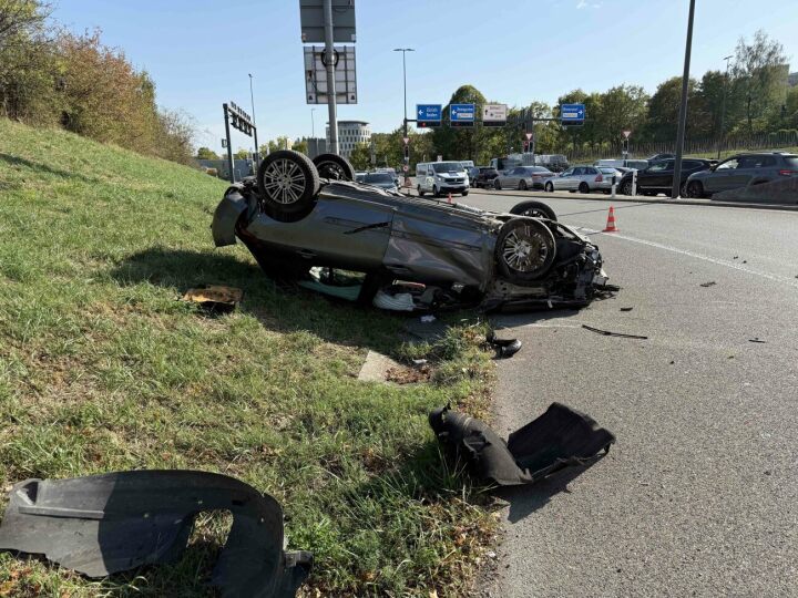 Das Unfallauto auf der A1. Foto: Kapo AG Das Unfallauto auf der A1. Foto: Kapo AG