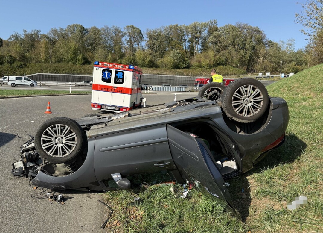 Das Unfallauto und die Ambulanz. Der Lenker wurde leicht verletzt. Foto: Kapo AG Das Unfallauto und die Ambulanz. Der Lenker wurde leicht verletzt. Foto: Kapo AG