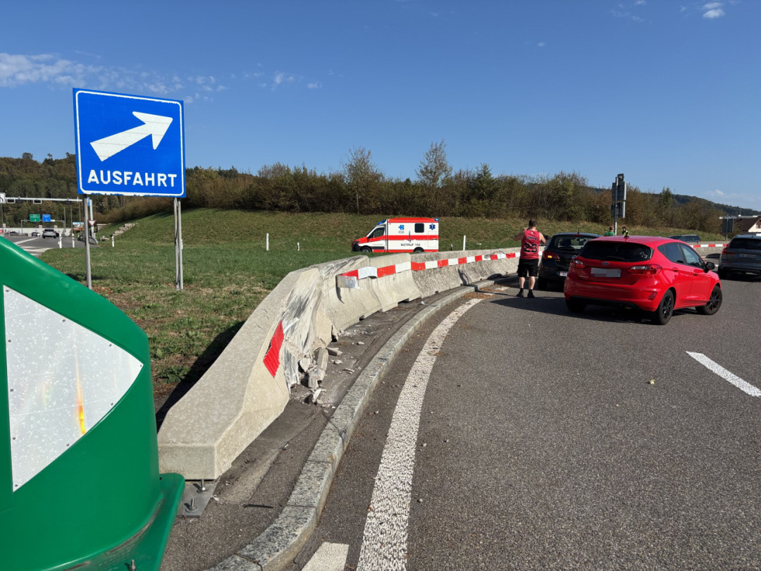 Die Betonelemente bei der Autobahn wurden beschädigt. Foto: Kapo AG Die Betonelemente bei der Autobahn wurden beschädigt. Foto: Kapo AG