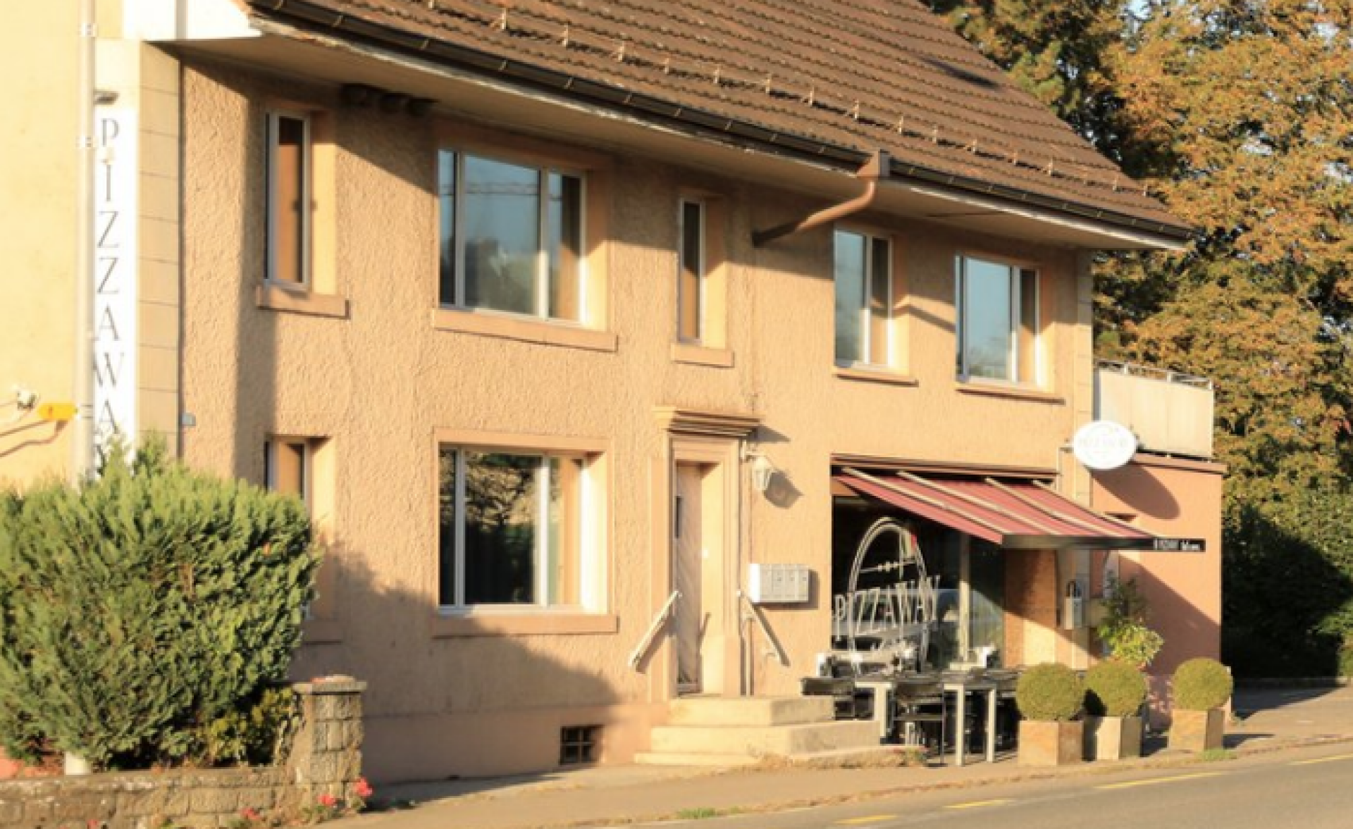Mägenwil: Zwei Einbrecher steigen nachts durchs offene Fenster ein und bedrohen Bewohner mit Messer - Das Bild wird blockiert. – Möglicherweise durch einen aktiven Adblocker.