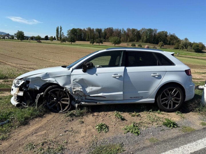 Der weisse Audi nach dem Unfall. Foto: Kapo Der weisse Audi nach dem Unfall. Foto: Kapo