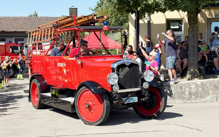 Mit diesem Oldtimer wurde der Jubilar zu Hause in Fischbach-Göslikon abgeholt und später zur Hauptübung in Remetschwil gefahren. Fotos: isp