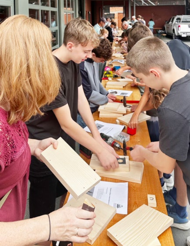 Nistkastenbau des NVN: Reges Arbeiten. Foto: zVg