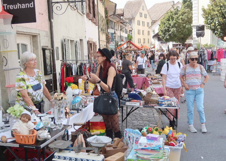 Das Angebot war gross: Stände und Besucherinnen in der Kleinen Kirchgasse. Fotos: mbe