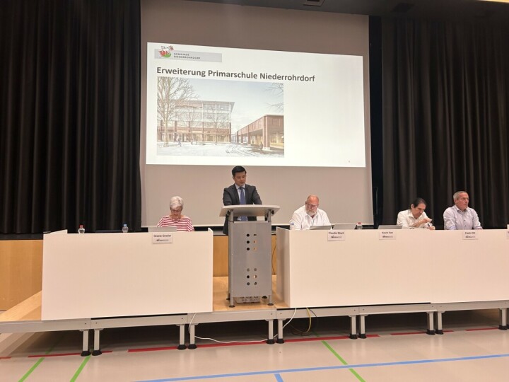 Gemeinderat Van Tan, der für die Bildung zuständig ist, am Rednerpult während der ausserordentlichen Gemeindeveersammlung. Foto: hhs Gemeinderat Van Tan, der für die Bildung zuständig ist, am Rednerpult während der ausserordentlichen Gemeindeveersammlung. Foto: hhs