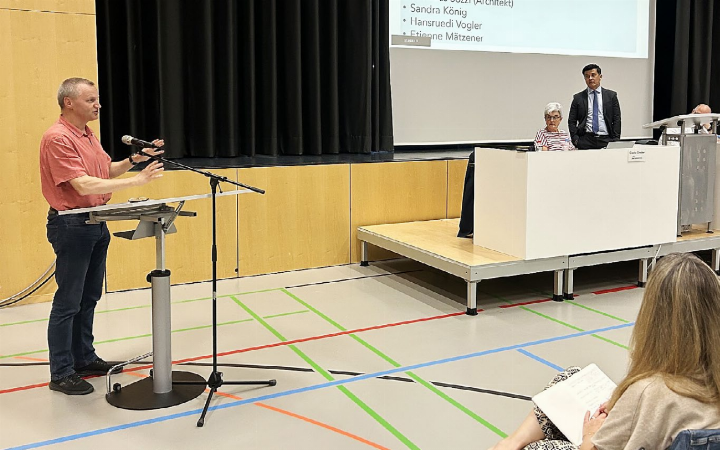 Bernhard Guhl von der Ortspartei Mitte (links), war einer der Votanten, die sich kritisch über den Projektierungskredit für die Primarschul-Erweiterung äusserten. Auf dem Podium hören Gisela Greder und Kevin Van zu. Foto: hhs