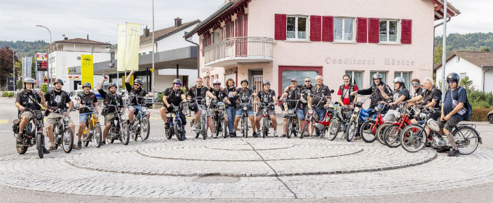 Die Motopirates am Lindenplatz in Mellingen vor dem Start ihrer Tour. Foto: zVg