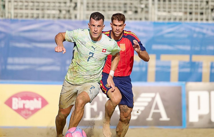 Sandro Spaccarotella (links) aus Tägerig war mit der Schweizer Beach Soccer-Nationalmannschaft in Viareggio. Foto: zVg