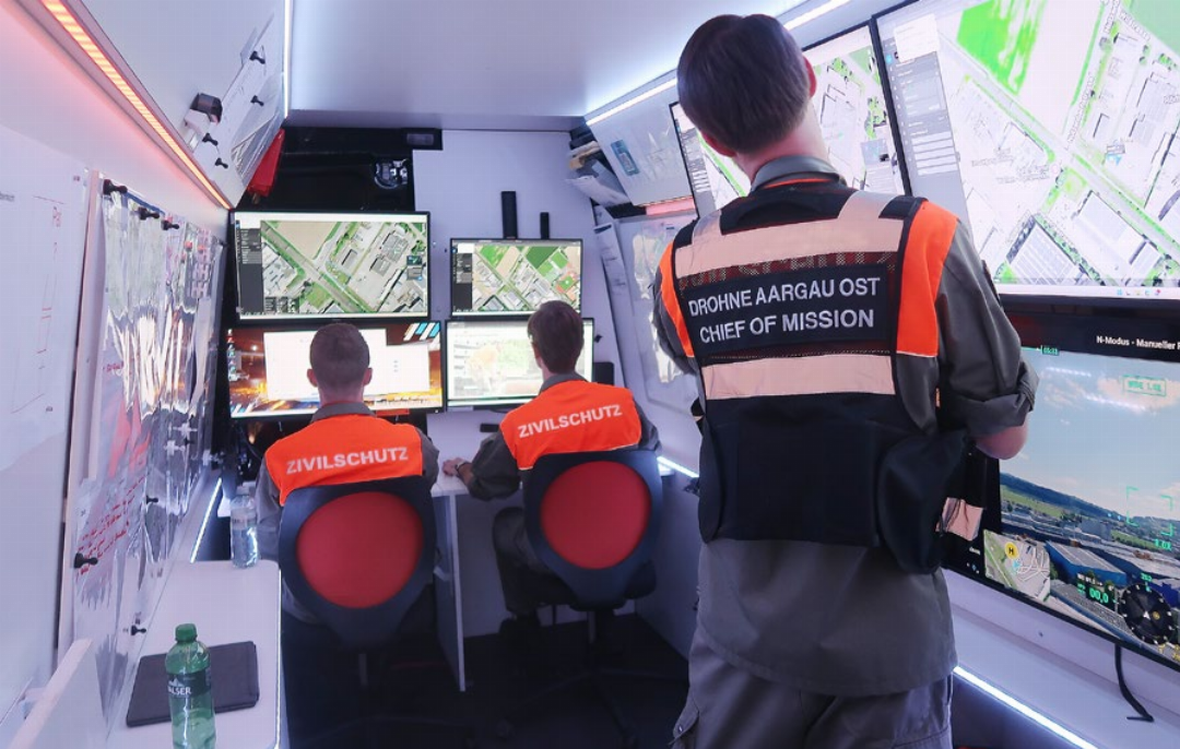 Andere Zivilschutzleistende schauen sich live am Bildschirm die übertragenen Bilder an und geben den Kollegen oder Kolleginnen Anweisungen. Andere Zivilschutzleistende schauen sich live am Bildschirm die übertragenen Bilder an und geben den Kollegen oder Kolleginnen Anweisungen.