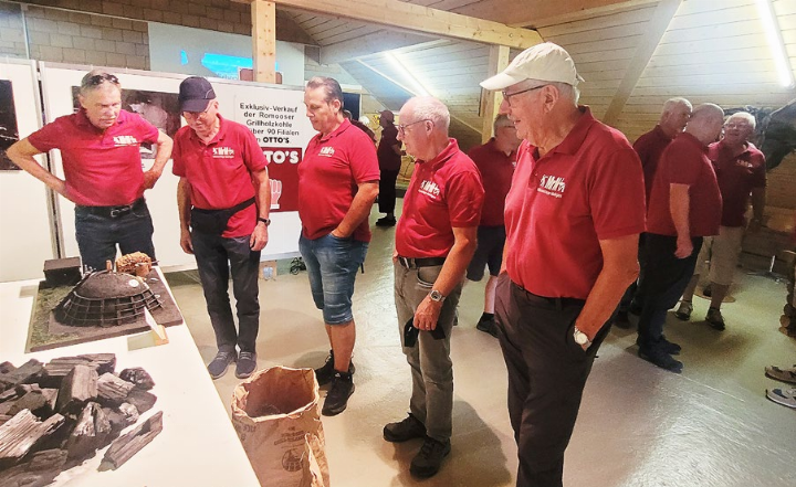 Die Männerriege besichtigte die Köhler-Ausstellung in Romoos. Fotos: zVg
