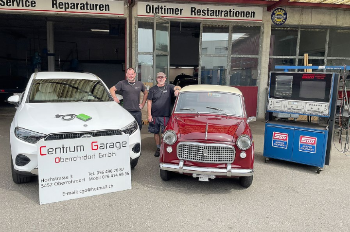 Martin Stritt (links) mit einem Alltagsauto und Daniel Sonderegger mit einem FIAT-Oldtimer und dem Diagnosegerät. Fotos: Peter Thomann