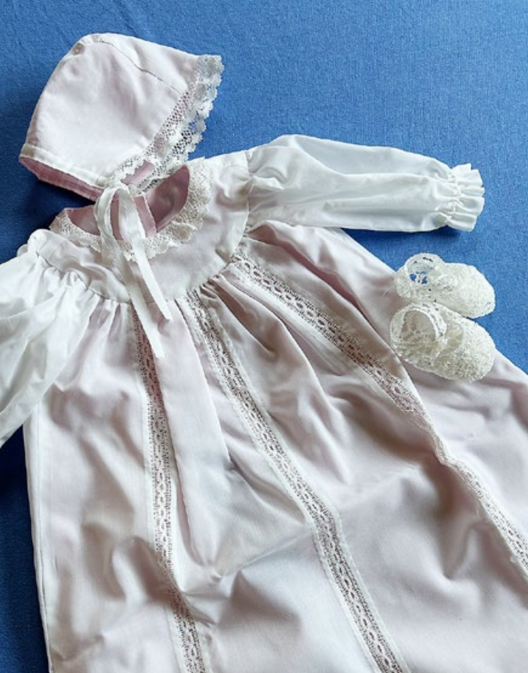 Das Taufkleid der Tochter mit Häubchen und geklöppelten Babyschuhen. Das Taufkleid der Tochter mit Häubchen und geklöppelten Babyschuhen.