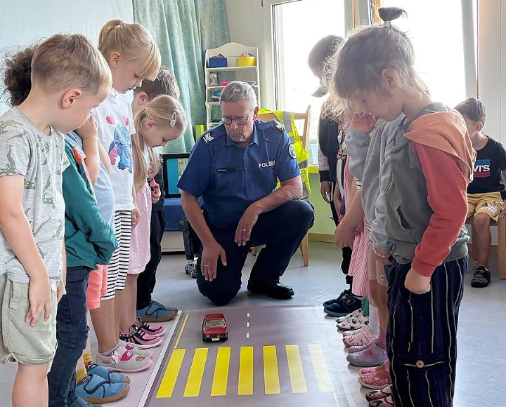 Verkehrsinstruktor Markus Gilgen zeigt den Kindern, wo vor dem Fussgängerstreifen gewartet werden muss. Fotos: zVg