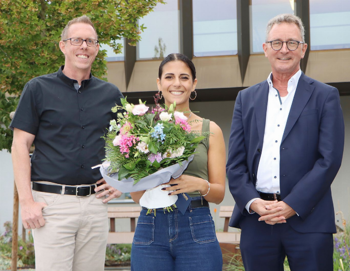 Gemeindeschreiber Roger Müller (links) und Gemeindeammann Daniel Schüepp (rechts) begrüssen Debora Russo als 2000ste Einwohnerin. Bis diese Marke geknackt wurde, musste Künten lange warten. Foto: dg