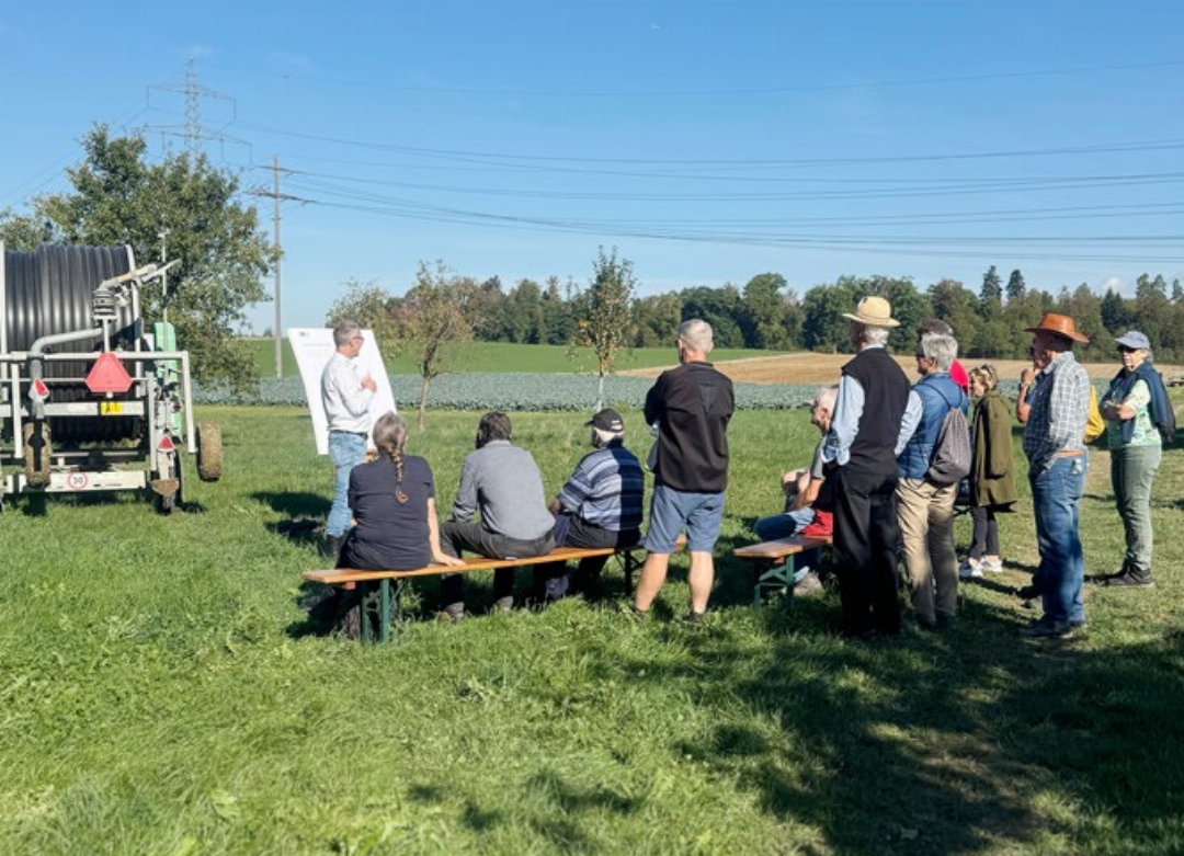 Matthias Müller informierte die Gruppe über die Herausforderung Trockenheit und die Aargauer Wasserstrategie. Matthias Müller informierte die Gruppe über die Herausforderung Trockenheit und die Aargauer Wasserstrategie.