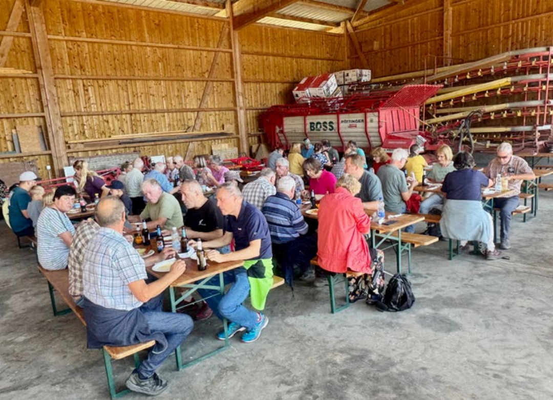 Die Familie Habegger und der Mägenwiler Gemeinderat luden alle Beucherinnen und Besucher zum Apéro ein. Die Familie Habegger und der Mägenwiler Gemeinderat luden alle Beucherinnen und Besucher zum Apéro ein.