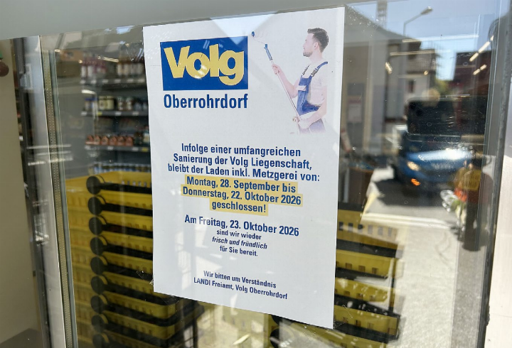 Seit Kurzem informiert das Plakat über eine knapp vierwöchige Schliessung des Volgs in Oberrohrdorf. Foto: hhs
