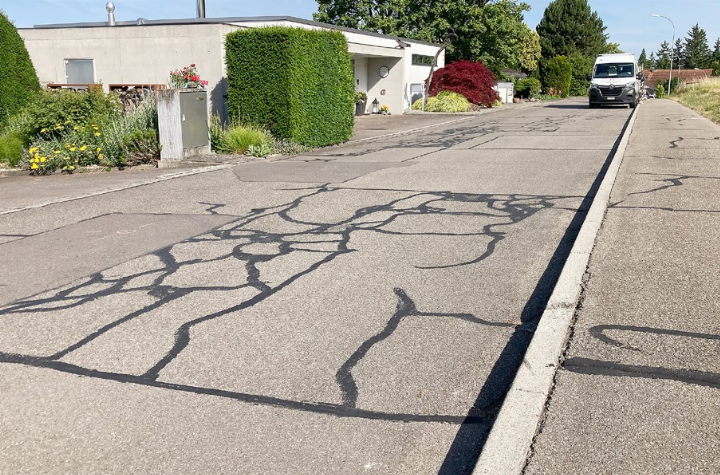 Die Luxmattenstrasse soll auf der Seite Staretschwils saniert werden. Foto: ml