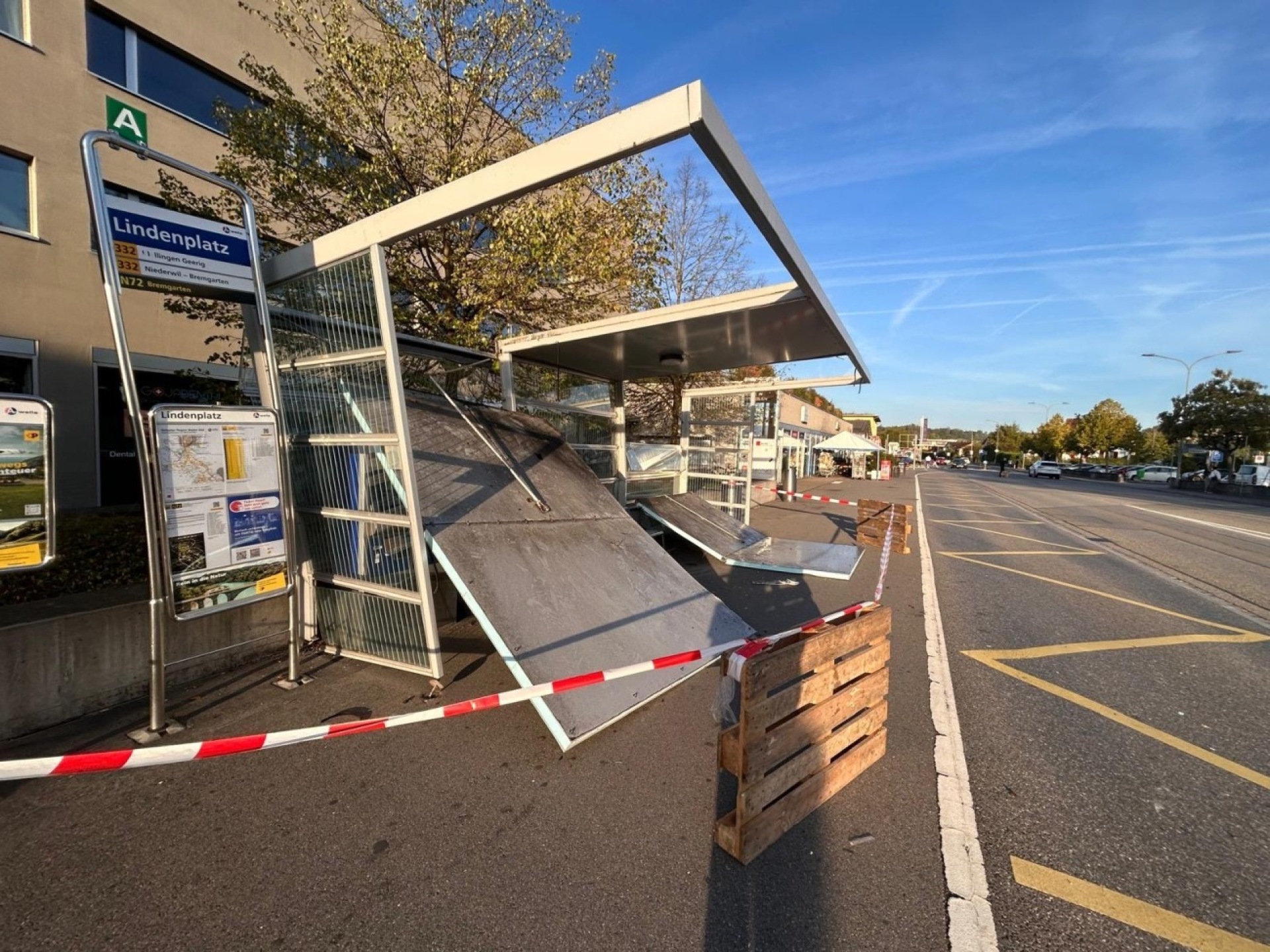 Mellingen: Bei Selbstunfall eines Busses wurde Buswartehäuschen am Lindenplatz demoliert – Zum Glück blieb es beim Sachschaden - Das Bild wird blockiert. – Möglicherweise durch einen aktiven Adblocker.
