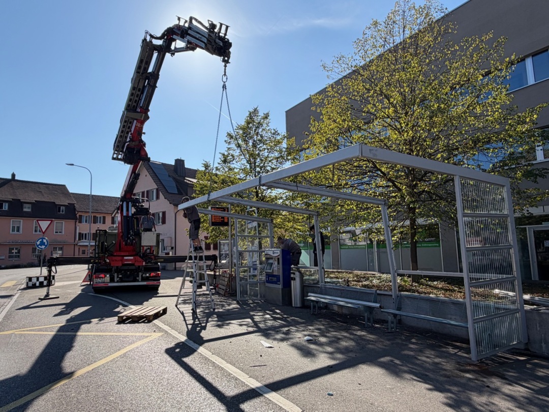 Gegen 11 Uhr am Lindenplatz. Der Pneukran ist vor Ort. Eine regionale Metallbaufirma demontiert das kaputte Wartehäuschen. Fotos: mbe Gegen 11 Uhr am Lindenplatz. Der Pneukran ist vor Ort. Eine regionale Metallbaufirma demontiert das kaputte Wartehäuschen. Fotos: mbe