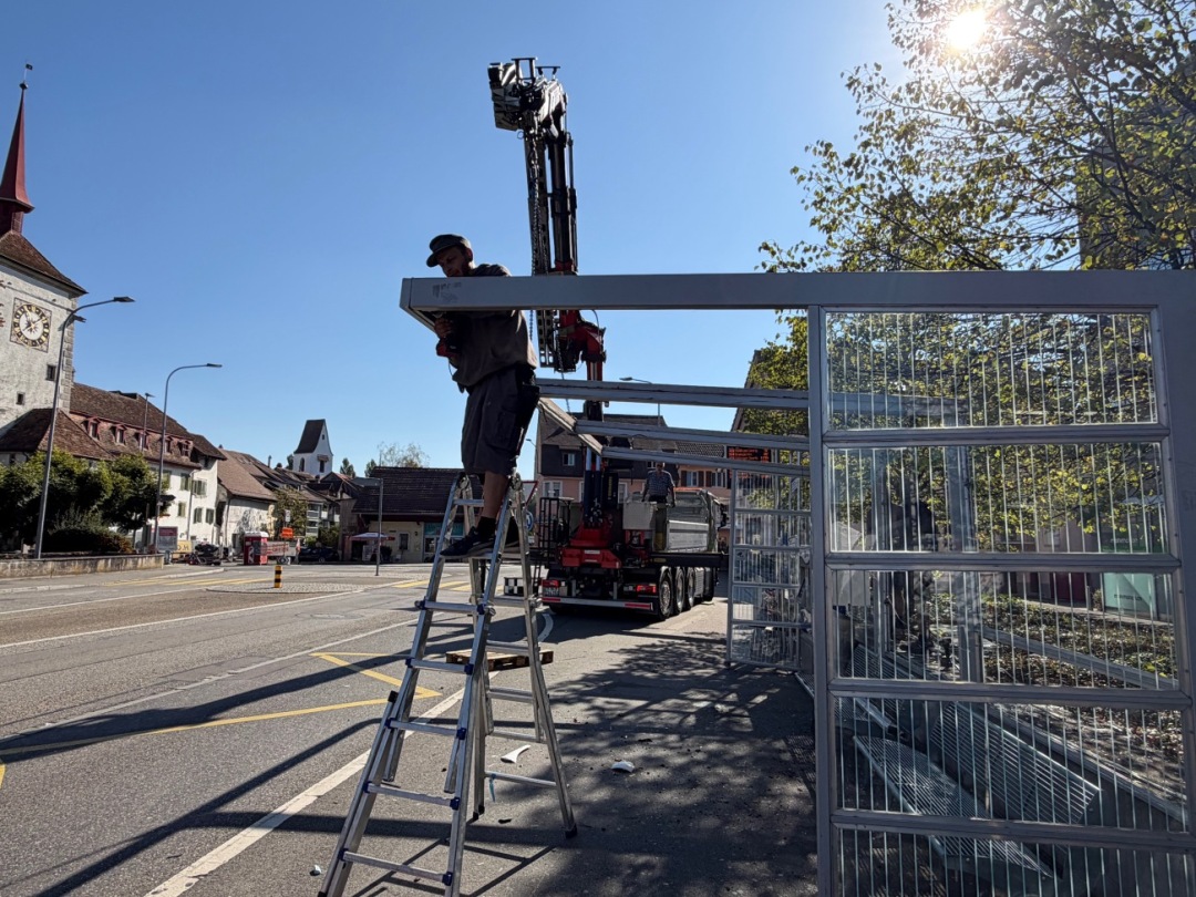 Die Metallbaufirma aus Fischbach-Göslikon beim Demontieren des Häuschens. Die Metallbaufirma aus Fischbach-Göslikon beim Demontieren des Häuschens.