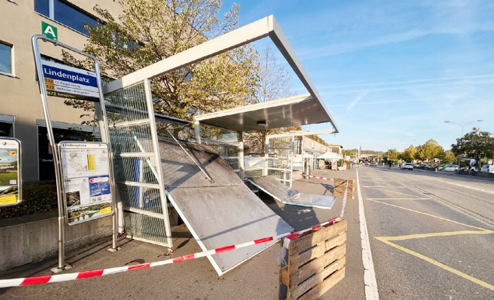 Dächer zusammengefallen, Scheiben demoliert, der Fahrplanständer verbogen: So sah das Buswartehäuschen am Freitag früh aus. Bereits vor dem Mittag war es weg. Foto: bn