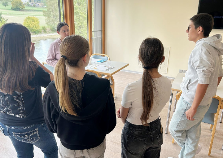 Birsena Murina (links. hinten) mit Jugendlichen im Ess–Saal im Alterszentrum «Im Grüt». Fotos: hhs Birsena Murina (links. hinten) mit Jugendlichen im Ess–Saal im Alterszentrum «Im Grüt». Fotos: hhs