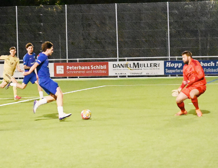 Hier scheiterte Qendrim Aliti noch am Veltheimer Torwart. Doch wenig später erzielte er durch einen Penalty das 1:1 für seine Mannschaft und legte damit den Grundstein zum Matchgewinn. Foto: sl