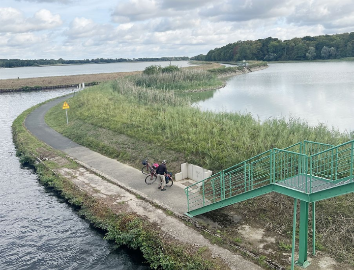 Rechts Wasser, links Wasser – Seengebiet bei Sarrebourg, Frankreich. Rechts Wasser, links Wasser – Seengebiet bei Sarrebourg, Frankreich.