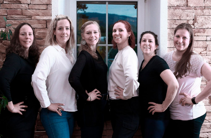 Der Verein «Weihnachtsmarkt Birmenstorf» besteht aus Sandra Weber, Bettina Jäger, Alexandra Blättler, Sabrina Berlinger, Karin Ebner, Tashina Wullimann (von links). Foto: zVg