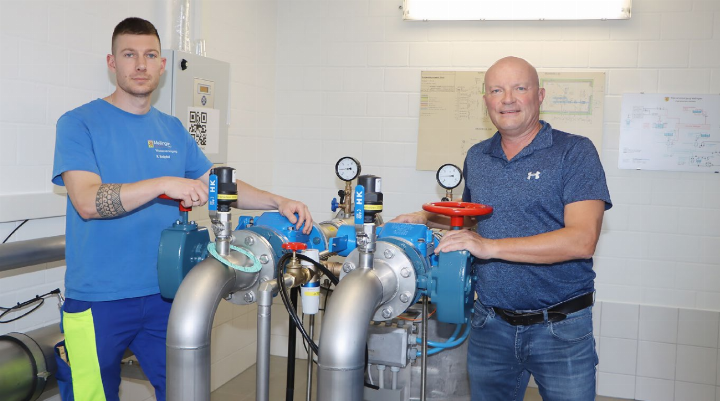 Brunnenmeister Roger Knöpfel (linksI und Stadtrat Martin Huber im Grundwasserpumpwerk Gheid. Mellingen kann wegen der Trockenheit nur noch rund 25 Prozent eigenes Wasser liefern, 75 Prozent stammt aus Baden. Foto: dg