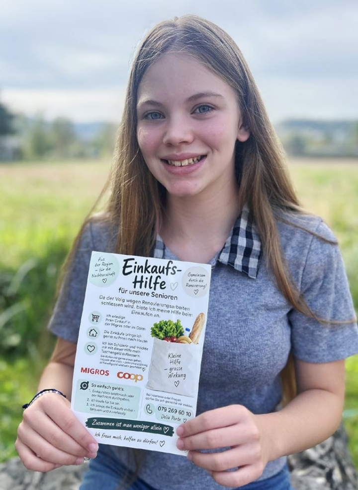 Delia Ponte (links) hat einen Flyer kreiert: «Einkaufs-Hilfe für unsere Senioren». Auch Melissa Jost (rechts) wird mit ihren Freundinnen Solina und Julie einen «Velo-Einkaufsdienst» ab dem Samstag, 10. Oktober, anbieten. Fotos: hhs