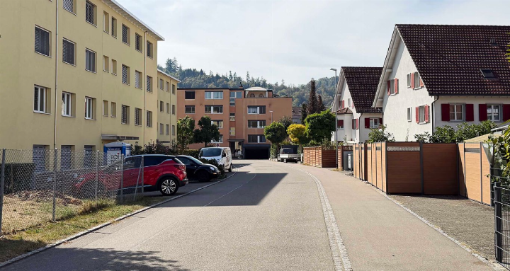 An der Farnstrasse im Gheid-Quartier wurde der schwer verletzte Mann in der Nacht von Sonntag auf Montag von Drittpersonen gefunden. Er lag neben einem E-Trottinett und dürfte gestürzt sein, meldete die Polizei. Foto: mbe