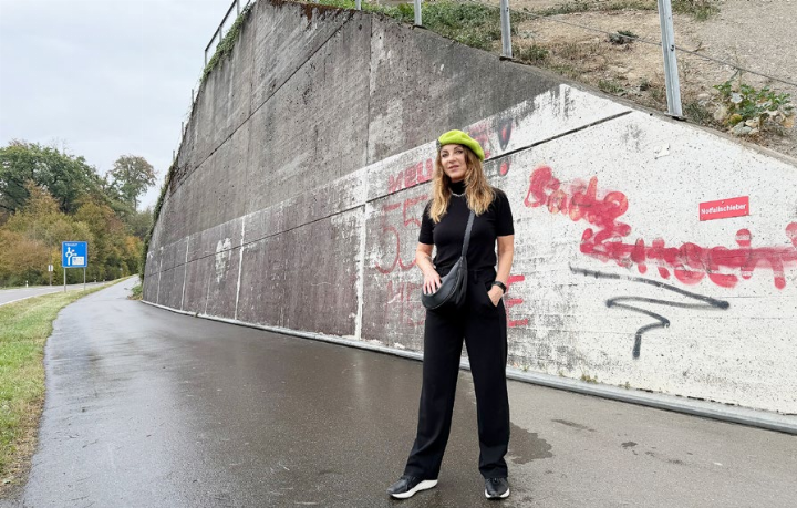 Künstlerin Peppa Strasser vor der riesigen Wand unterhalb des Bahnhofs mit den illegalen Sprayereien. Sie hätte hier gerne gewirkt, ganz legal. Foto: mbe Künstlerin Peppa Strasser vor der riesigen Wand unterhalb des Bahnhofs mit den illegalen Sprayereien. Sie hätte hier gerne gewirkt, ganz legal. Foto: mbe
